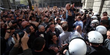 Σερβία: Διαδηλωτές απέκλεισαν το προεδρικό μέγαρο
