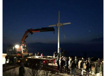 Μυτιλήνη: Ελεύθεροι οι κατηγορούμενοι για την ύψωση σταυρού στου Απελή