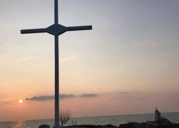 Μυτιλήνη: 33 συλλήψεις για την τοποθέτηση σταυρού στην ακτή Απελή