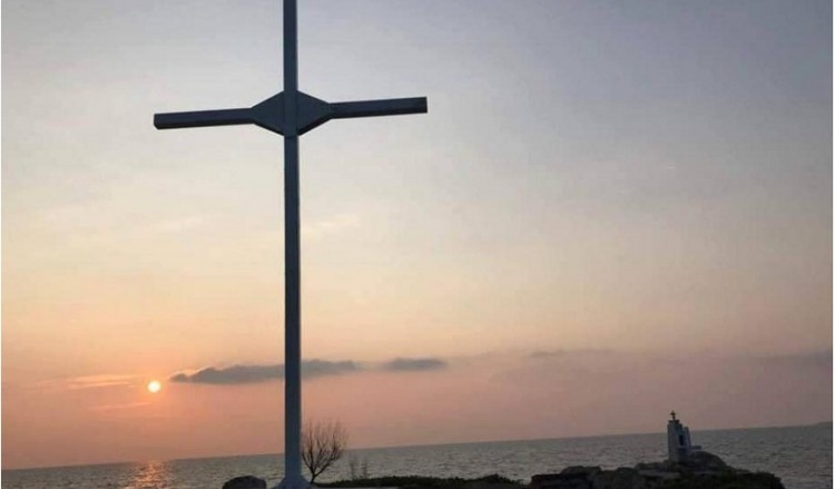 Μυτιλήνη: 33 συλλήψεις για την τοποθέτηση σταυρού στην ακτή Απελή