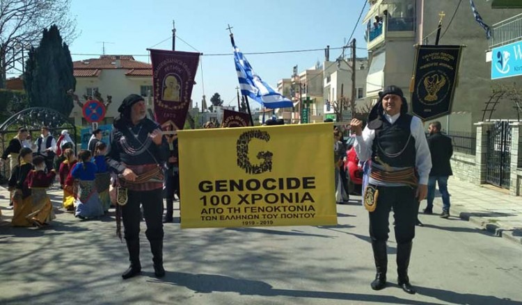 Στις παρελάσεις της 25ης Μαρτίου με πανό για τα 100 χρόνια από τη Γενοκτονία των Ποντίων (φωτο, βίντεο)