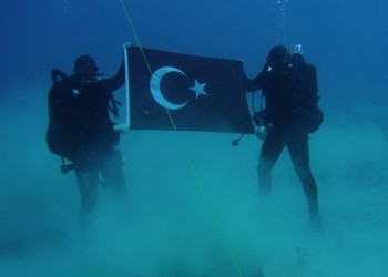 Πρόκληση από Τούρκους δύτες: Με τουρκική σημαία φωτογραφήθηκαν στον βυθό της Σούδας