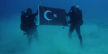 Πρόκληση από Τούρκους δύτες: Με τουρκική σημαία φωτογραφήθηκαν στον βυθό της Σούδας