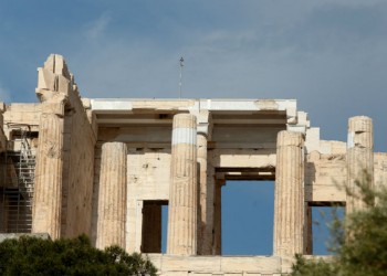 Κεραυνός στην Ακρόπολη: Κλειστός ο αρχαιολογικός χώρος για λόγους ασφαλείας