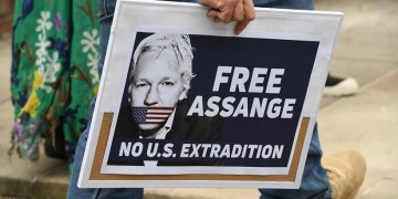 Υπόθεση Ασάνζ: Δικαστής στον Ισημερινό διέταξε τη σύλληψη και προφυλάκιση του πρώην ΥΠΕΞ