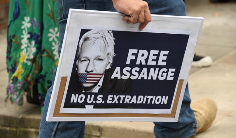 Υπόθεση Ασάνζ: Δικαστής στον Ισημερινό διέταξε τη σύλληψη και προφυλάκιση του πρώην ΥΠΕΞ