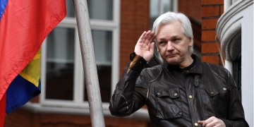 Δικηγόρος του Ασάνζ: Είναι έτοιμος να συνεργαστεί με τις εισαγγελικές αρχές της Σουηδίας