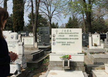 Λουλούδια στον τάφο του Αλέξη Ζορμπά στα Σκόπια άφησε η Μπέττυ Μπαζιάνα (φωτο)