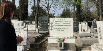 Λουλούδια στον τάφο του Αλέξη Ζορμπά στα Σκόπια άφησε η Μπέττυ Μπαζιάνα (φωτο)