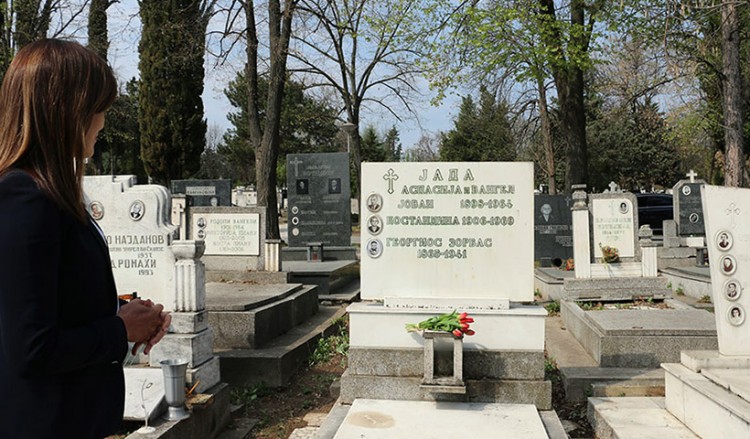 Λουλούδια στον τάφο του Αλέξη Ζορμπά στα Σκόπια άφησε η Μπέττυ Μπαζιάνα (φωτο)