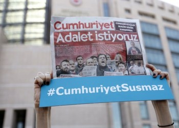Τουρκία: Έξι στελέχη της Cumhuriyet επέστρεψαν στη φυλακή έπειτα από νέα δίκη