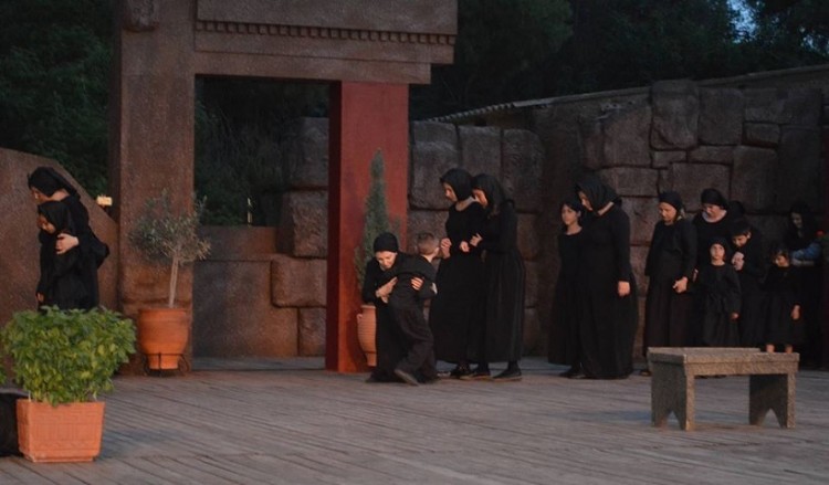 Το δρώμενο «353.000» παρουσιάζεται στο Μνημείο Γενοκτονίας των Ελλήνων του Πόντου, στον Πειραιά