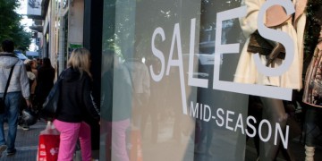 Ανοιχτά την Κυριακή τα μαγαζιά, για τις ενδιάμεσες εκπτώσεις