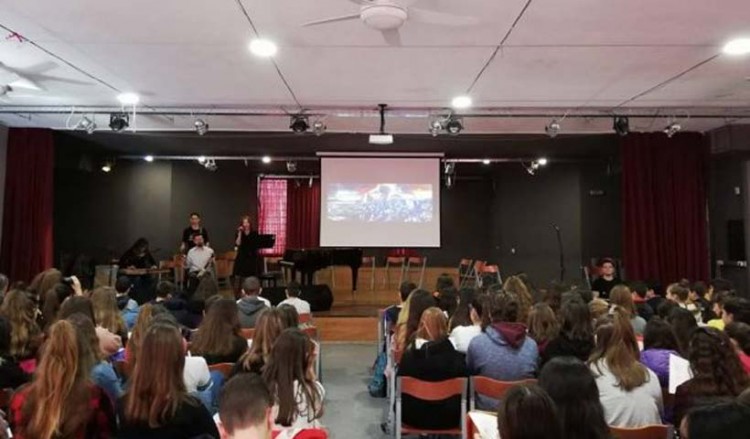 Η ΕΠΟΝΑ σε σχολείο για τα 100 χρόνια από τη Γενοκτονία των Ποντίων