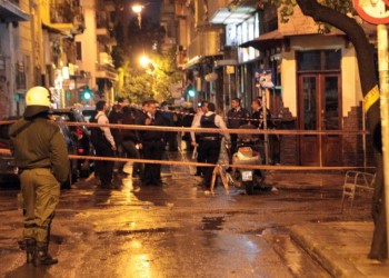 Επίθεση σε λιμενικούς στα Εξάρχεια που έκαναν έρευνα για ναρκωτικά – Τους πήραν όπλα