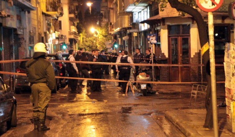 Επίθεση σε λιμενικούς στα Εξάρχεια που έκαναν έρευνα για ναρκωτικά – Τους πήραν όπλα