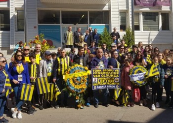 Μαθητές και Ρωμιοί της Πόλης τίμησαν τον θρυλικό Λευτέρη Αντωνιάδη