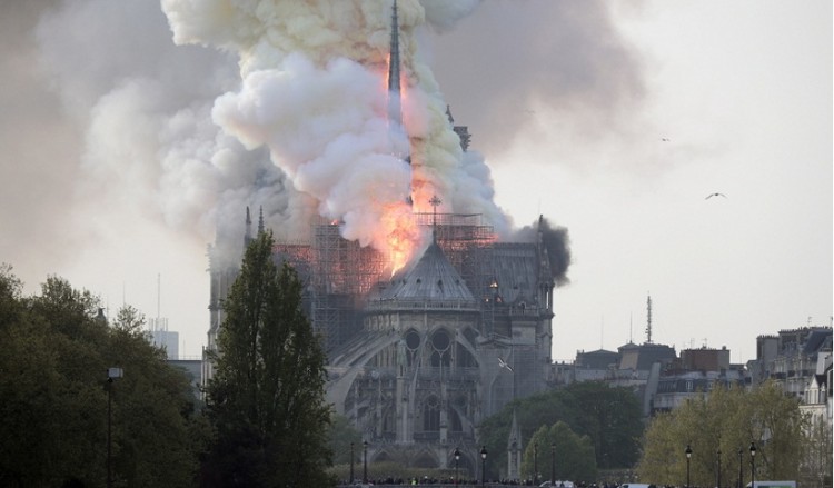 Πυρκαγιά στην Παναγία των Παρισίων (βίντεο)