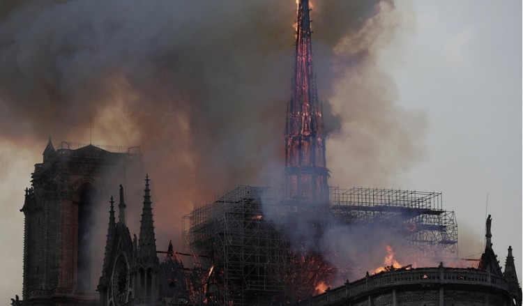 Γαλλία: Η πυρκαγιά στην Παναγία των Παρισίων προκαλεί παγκόσμιο σοκ (βίντεο)