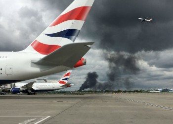 Βρετανία: Μεγάλη πυρκαγιά κοντά στο αεροδρόμιο Χίθροου του Λονδίνου