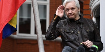 Συνελήφθη ο Ασάνζ μέσα στην πρεσβεία του Ισημερινού (βίντεο)