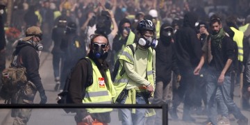 Συγκρούσεις και συλλήψεις σε κινητοποιήσεις των «κίτρινων γιλέκων» στη Γαλλία
