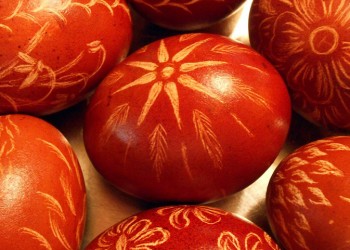 Το λιτό λαμπριάτικο τραπέζι και τα τραγούδια της Κυριακής του Πάσχα στην Ερυθραία