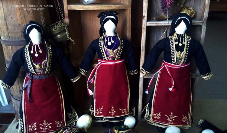Έφτιαξαν πάνινες κούκλες με την παραδοσιακή φορεσιά της Σάντας του Πόντου