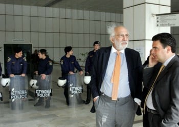 Ο Αλ. Λυκουρέζος διεκδικεί από το Δημόσιο αποζημίωση για προσβολή προσωπικότητας
