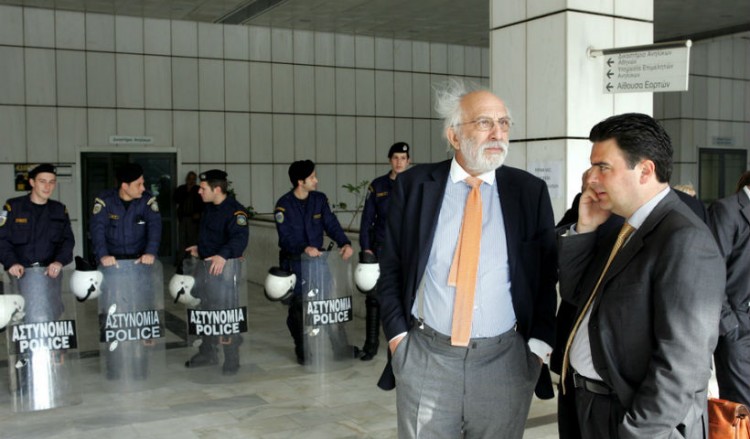 Ο Αλ. Λυκουρέζος διεκδικεί από το Δημόσιο αποζημίωση για προσβολή προσωπικότητας