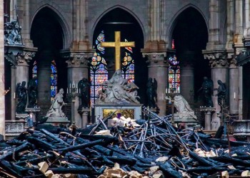 Οι θεωρίες συνωμοσίας εξαπλώνονται μετά την πυρκαγιά στην Παναγία των Παρισίων