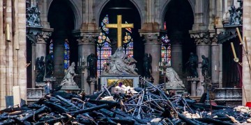 Οι θεωρίες συνωμοσίας εξαπλώνονται μετά την πυρκαγιά στην Παναγία των Παρισίων