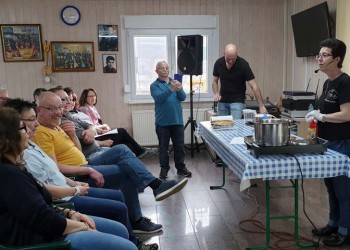 Γερμανοί δοκιμάζουν ποντιακά εδέσματα και τρελαίνονται!