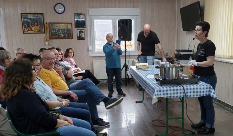 Γερμανοί δοκιμάζουν ποντιακά εδέσματα και τρελαίνονται!