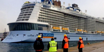 Στον Πειραιά το μεγαλύτερο κρουαζιερόπλοιο του κόσμου (βίντεο)