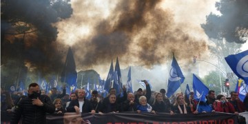 Αλβανία: Βίαια επεισόδια και τραυματίες σε διαδήλωση κατά του Ράμα (βίντεο)