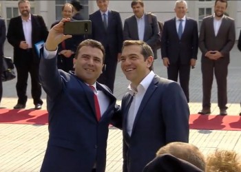 Με μια σέλφι η υποδοχή Τσίπρα από τον Ζάεφ στα Σκόπια (βίντεο)