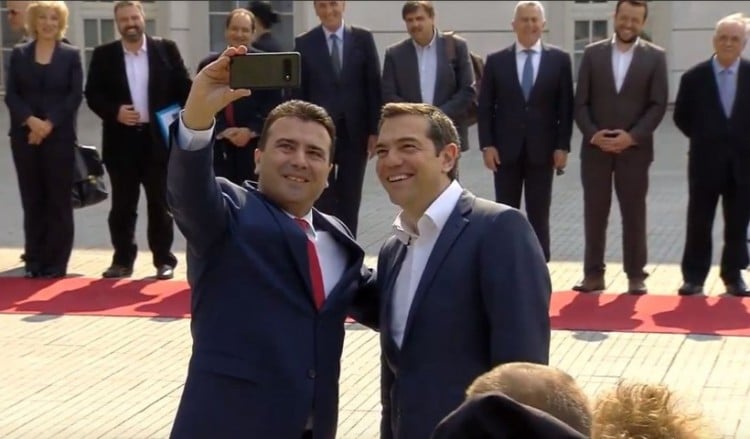 Με μια σέλφι η υποδοχή Τσίπρα από τον Ζάεφ στα Σκόπια (βίντεο)