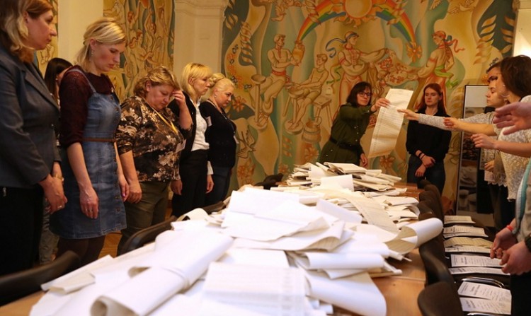 Αυτοδύναμη κυβέρνηση στην Ουκρανία – Ο Ζελένσκι έχει απόλυτη πλειοψηφία