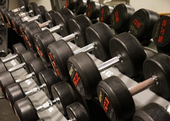 Πώς το προσδόκιμο ζωής σχετίζεται με τη μεγαλύτερη μυϊκή δύναμη
