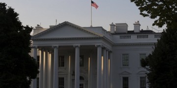 ΗΠΑ: Θετικός στον κορονοϊό ο προσωπάρχης του Λευκού Οίκου Μαρκ Μέντοους