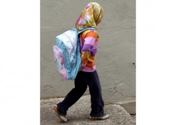 Γερμανία: Συζητείται η ιδέα της απαγόρευσης της ισλαμικής μαντίλας για τις μαθήτριες