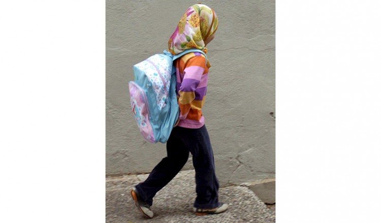 Γερμανία: Συζητείται η ιδέα της απαγόρευσης της ισλαμικής μαντίλας για τις μαθήτριες