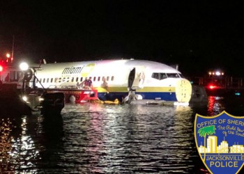 ΗΠΑ: Αεροπλάνο βγήκε από τον διάδρομο προσγείωσης και κατέληξε σε ποτάμι