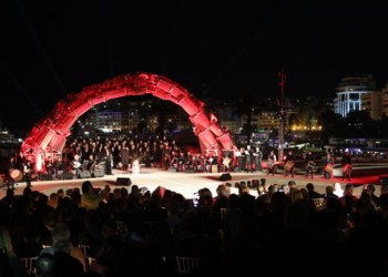 Μάγεψε και συγκίνησε η εκδήλωση στο μνημείο του Πειραιά για τα 100 χρόνια από τη Γενοκτονία των Ποντίων (βίντεο)