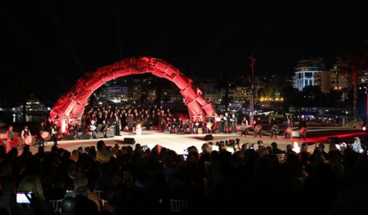 Μάγεψε και συγκίνησε η εκδήλωση στο μνημείο του Πειραιά για τα 100 χρόνια από τη Γενοκτονία των Ποντίων (βίντεο)