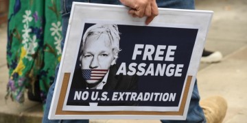 Σε φυλάκιση 50 εβδομάδων καταδικάστηκε ο Τζούλιαν Ασάνζ