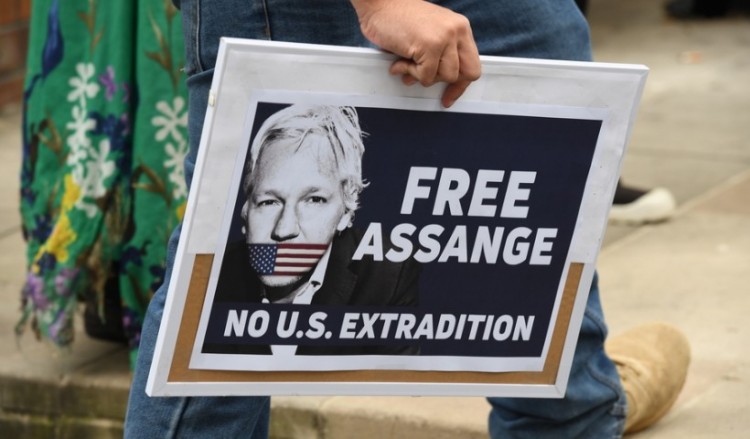 Σε φυλάκιση 50 εβδομάδων καταδικάστηκε ο Τζούλιαν Ασάνζ