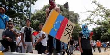 Βενεζουέλα: Ο Γκουαϊδό καλεί σε διαδηλώσεις μπροστά από τα στρατόπεδα