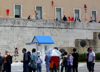 Μπογιές και καπνογόνα στη Βουλή από τον Ρουβίκωνα για τον Κουφοντίνα (φωτο)